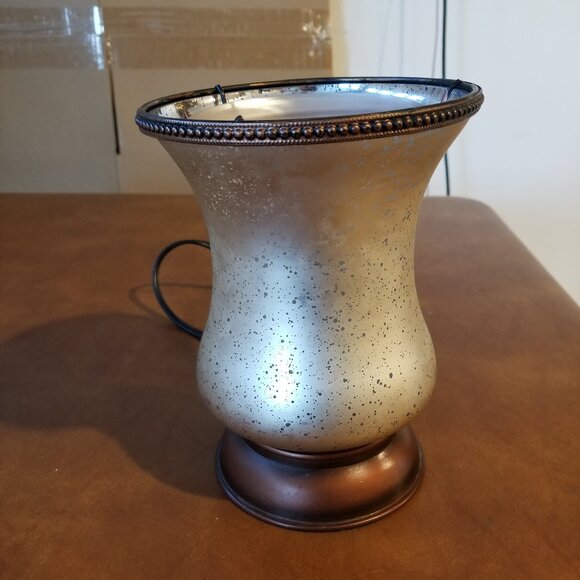 Scentsy Wax Warmer - Cream Tulip Shade - Picture 1 of 5